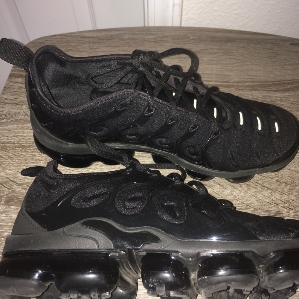 Size 9.5 Vapor max plus all black still in very good condition!